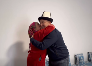 «Балдарымдын тоюна чакырам». Оштун мэри 8 балалуу энеге үй белек кылды (видео)