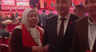 Эң жаш депутат менен сүрөткө түшүү үчүн кезекке тургандардын видеосу