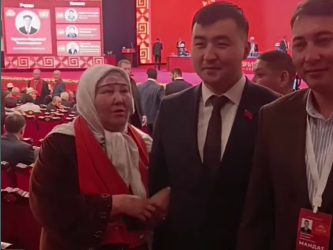 Эң жаш депутат менен сүрөткө түшүү үчүн кезекке тургандардын видеосу