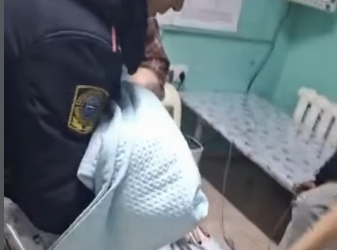 Бишкекте милиция «дем албай жатат» деген баланы ооруканага жеткирди (видео)