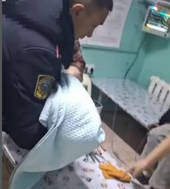 Бишкекте милиция «дем албай жатат» деген баланы ооруканага жеткирди (видео)