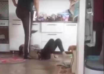 Аялын жерге жаткырып алып, балдарынын көзүнчө тепкилеп жаткан жаран кармалды