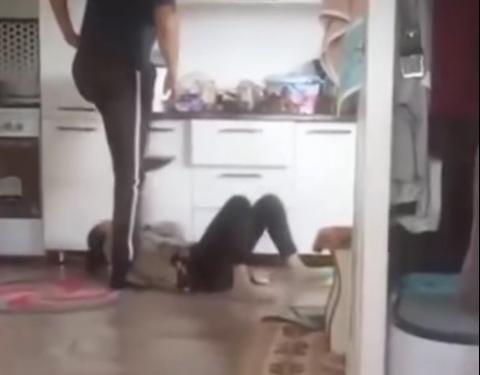 Аялын жерге жаткырып алып, балдарынын көзүнчө тепкилеп жаткан жаран кармалды