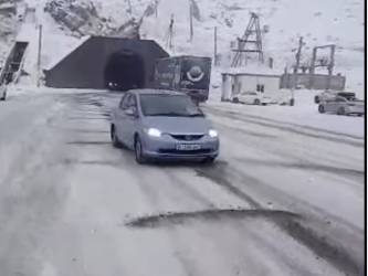 Айдоочуларга эскертүү! Төө-Ашууда кар жаап жатат (видео)