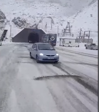 Айдоочуларга эскертүү! Төө-Ашууда кар жаап жатат (видео)