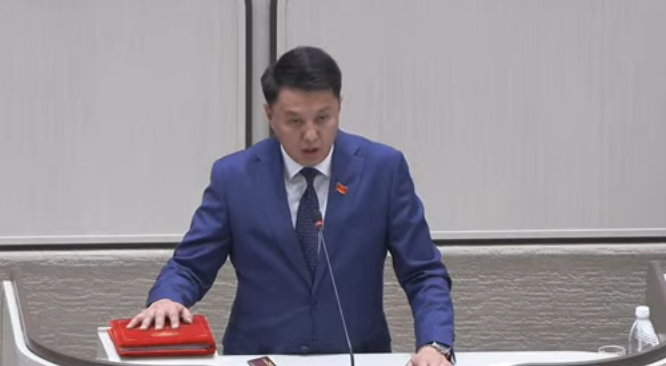 Ант берип жатып сүрдөгөн депутаттардын видеосу