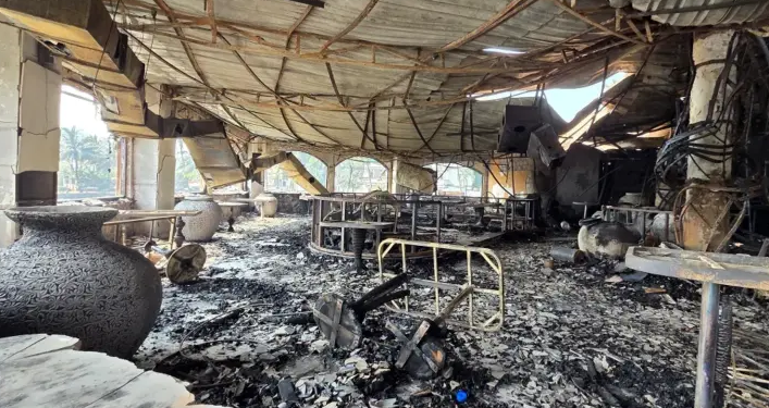 Индиядагы түнкү клубдан чыккан өрттөн улам 25 адам көз жумду (видео)