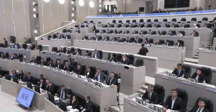 Жогорку Кеңеште 5 депутаттык топ түзүлдү. Топко кимдер кирген жок?