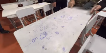 «Жүрөк тартууга эрте го». Оштун мэри мектептеги парталардын абалына нааразы болду (видео)