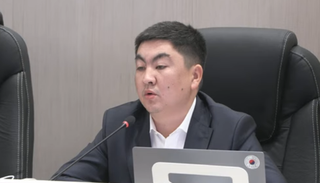 Депутат «Министрлер кабинети» деп айта албай койду (видео)