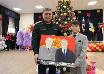 Камчыбек Ташиев белектери менен оңдоодон өткөн атайын мектеп-интернатына барды