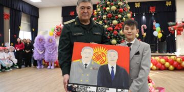 Камчыбек Ташиев белектери менен оңдоодон өткөн атайын мектеп-интернатына барды