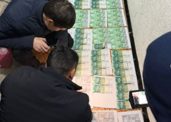 Зордуктады деген айыпты тагуу үчүн 350 миң сом опузалоого шектелген милиция кызматкери кармалды