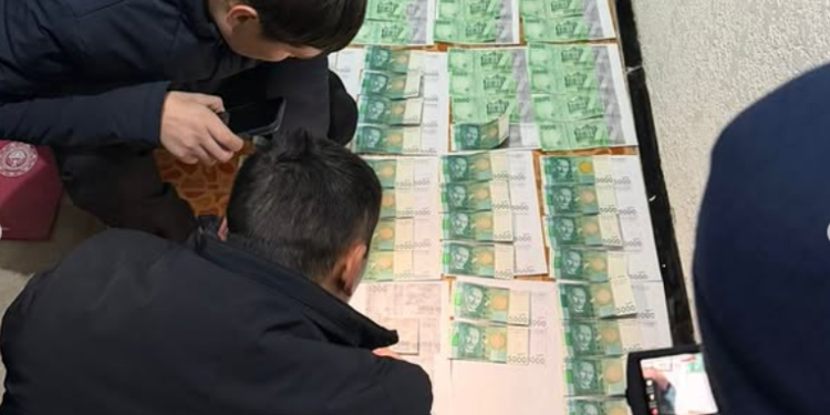 Зордуктады деген айыпты тагуу үчүн 350 миң сом опузалоого шектелген милиция кызматкери кармалды