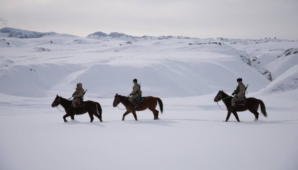 -50 градуска жеткен суук. Нарындагы чек арачылардын жумуш учурунан көз ирмемдер