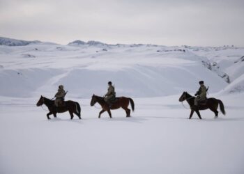 -50 градуска жеткен суук. Нарындагы чек арачылардын жумуш учурунан көз ирмемдер