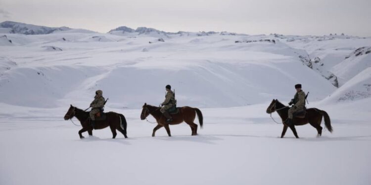 -50 градуска жеткен суук. Нарындагы чек арачылардын жумуш учурунан көз ирмемдер
