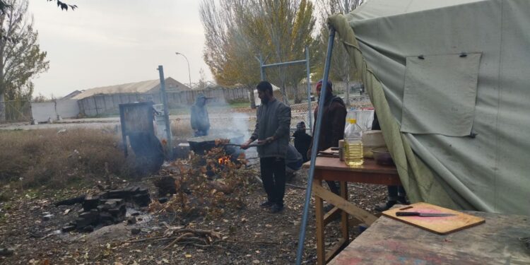 Акыйкатчы чет өлкөлүк жарандар убактылуу кармоо борборунда кор болушканын айтып чыкты