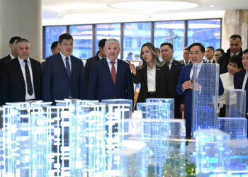 Өкмөт башчысы Адылбек Касымалиев Бишкектин борборунда ачылган «Rox Center»де  болду