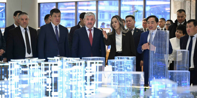 Өкмөт башчысы Адылбек Касымалиев Бишкектин борборунда ачылган «Rox Center»де  болду