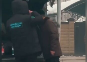 Көчөдө ичимдик ичип, заара ушаткан мурдагы муниципалдык инспектор милицияга жеткирилди