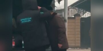 Көчөдө ичимдик ичип, заара ушаткан мурдагы муниципалдык инспектор милицияга жеткирилди