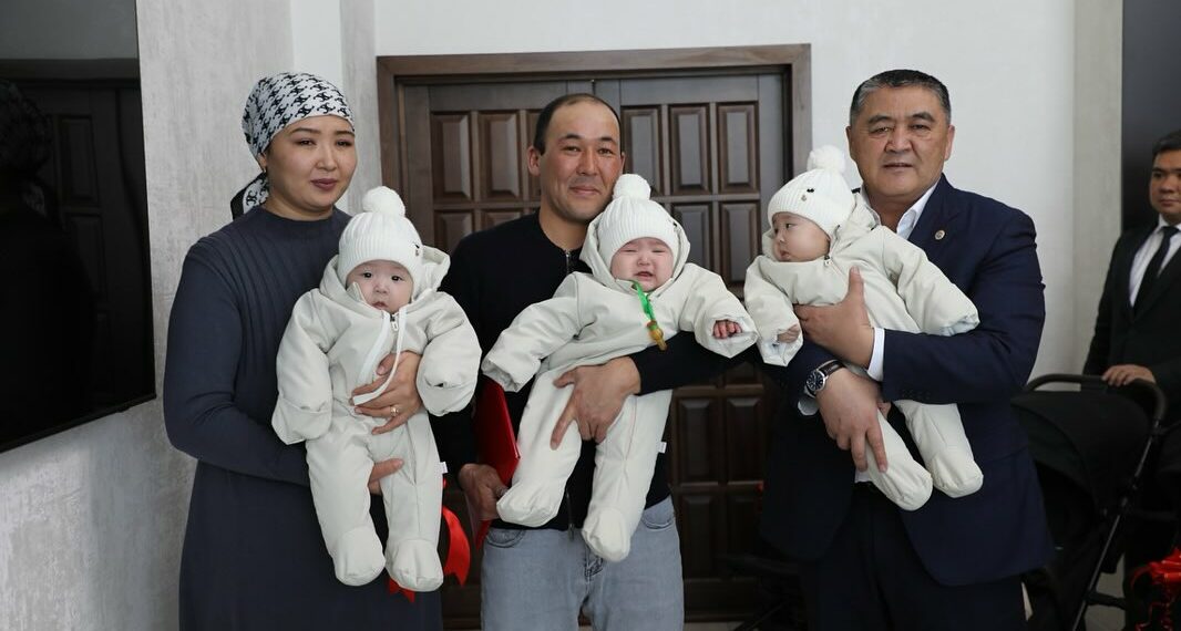 Камчыбек Ташиев соцтармак аркылуу жардам сураган 3 эм төрөлгөн үй-бүлөгө батир берди