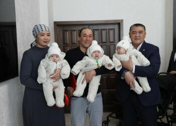 Камчыбек Ташиев соцтармак аркылуу жардам сураган 3 эм төрөлгөн үй-бүлөгө батир берди