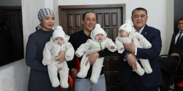 Камчыбек Ташиев соцтармак аркылуу жардам сураган 3 эм төрөлгөн үй-бүлөгө батир берди