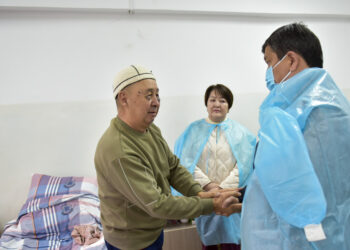 Бишкек мэри жана министр №83 мектепте жаракат алган мугалимден кабар алышты