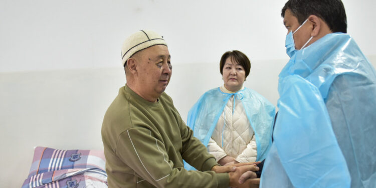 Бишкек мэри жана министр №83 мектепте жаракат алган мугалимден кабар алышты