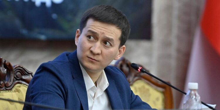 Чыңгыз Ажибаев Жогорку Кеңештин төрагасынын биринчи орун басарлыгынан кетти