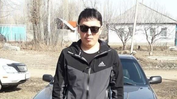 Соцтармактагы пикири үчүн соттолгон Эрнис Жээнтаевге апасын узатуу зыйнатына катышууга уруксат берилди