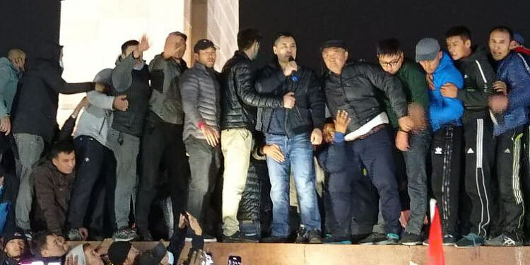 Садыр Жапаров: «Башаламандыкта 30 жылда бир саясатчынын жакыны өлгөнүн көрдүңөрбү?»