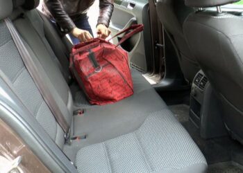 Бишкекте «BMW X5» унаасынан 8 миң сом уурдалган. Шектүү кармалды (видео)