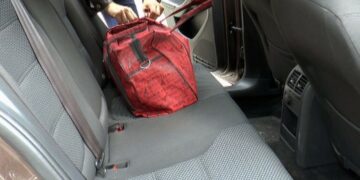 Бишкекте «BMW X5» унаасынан 8 миң сом уурдалган. Шектүү кармалды (видео)