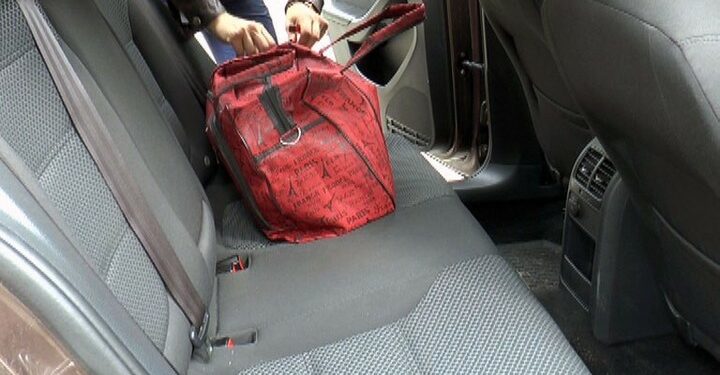 Бишкекте «BMW X5» унаасынан 8 миң сом уурдалган. Шектүү кармалды (видео)