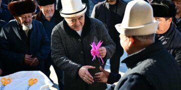 Камчыбек Ташиев Барпы айылынын молдосуна жаңы үй куруп берди