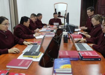 Конституциялык сот президенттин сунуштамасын кароого киришти