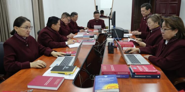 Конституциялык сот президенттин сунуштамасын кароого киришти