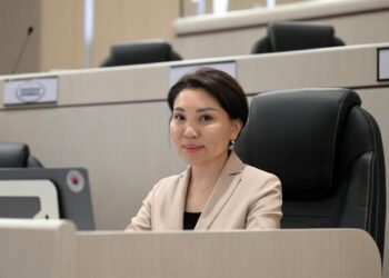 Эльвира Сурабалдиева Жогорку Кеңештин Эл аралык иштер боюнча комитетинин төрайымы болуп шайланды