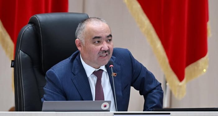 Нурланбек Тургунбек уулу мөөнөтүнөн эрте мандатын тапшырып жатканын билдирди