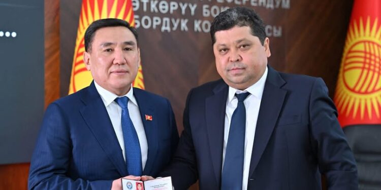 Акаевдин ордуна парламентке Сарыбашов келди