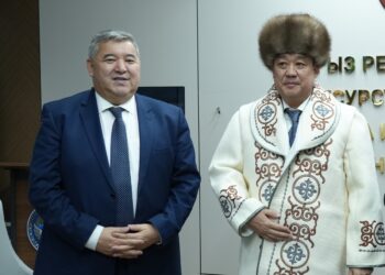 Бакыт Төрөбаевге төш белги берип, калпак жана чапан менен узатышты