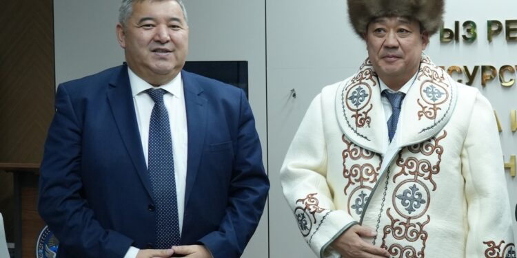 Бакыт Төрөбаевге төш белги берип, калпак жана чапан менен узатышты