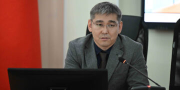 Дамирбек Осмонов Саламаттыкты сактоо министрлигинин жамаатына тааныштырылды