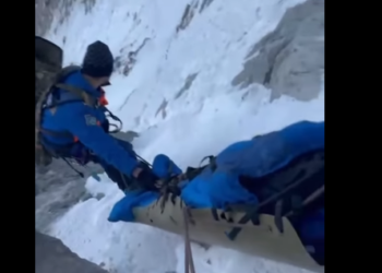 Байчечекей чокусуна бара жатып жардан кулаган чет өлкөлүк ооруканага жеткирилди