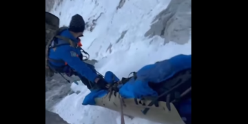 Байчечекей чокусуна бара жатып жардан кулаган чет өлкөлүк ооруканага жеткирилди