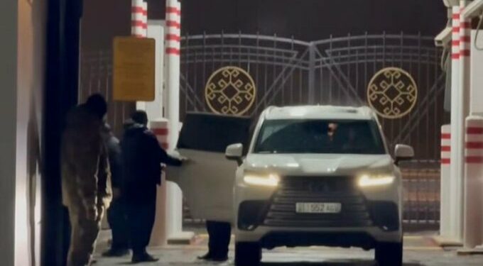 Камчыбек Ташиев Бишкекке учуп келди