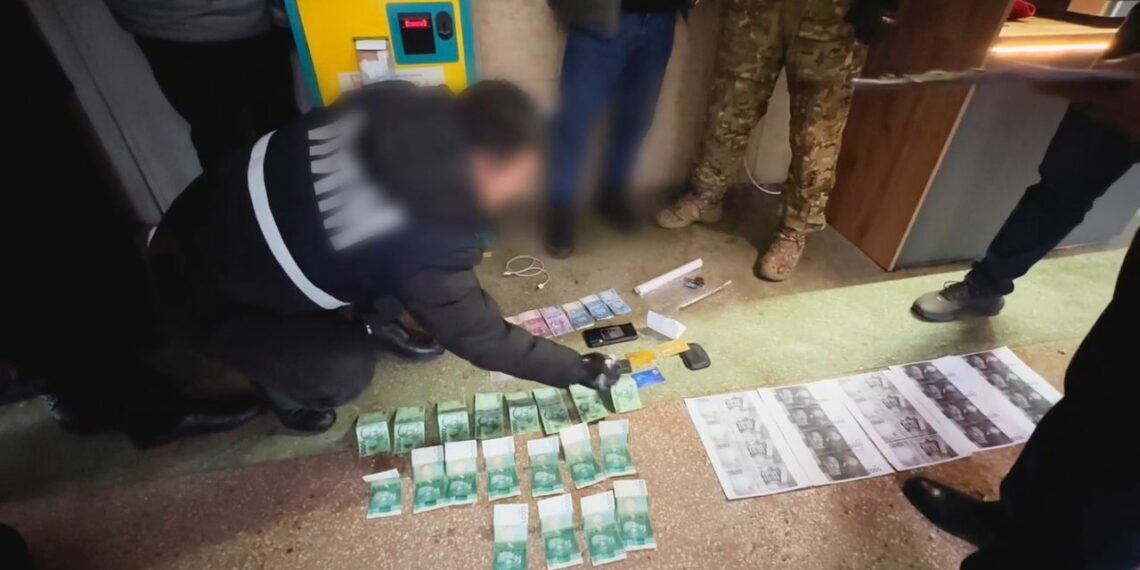 «Таманыңа ийне сайып, майып кылам». Бишкекте акча талап кылган шектүү кармалды